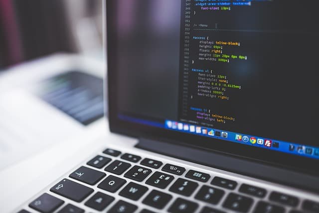 ノートパソコンの画面に表示されたコードのクローズアップ